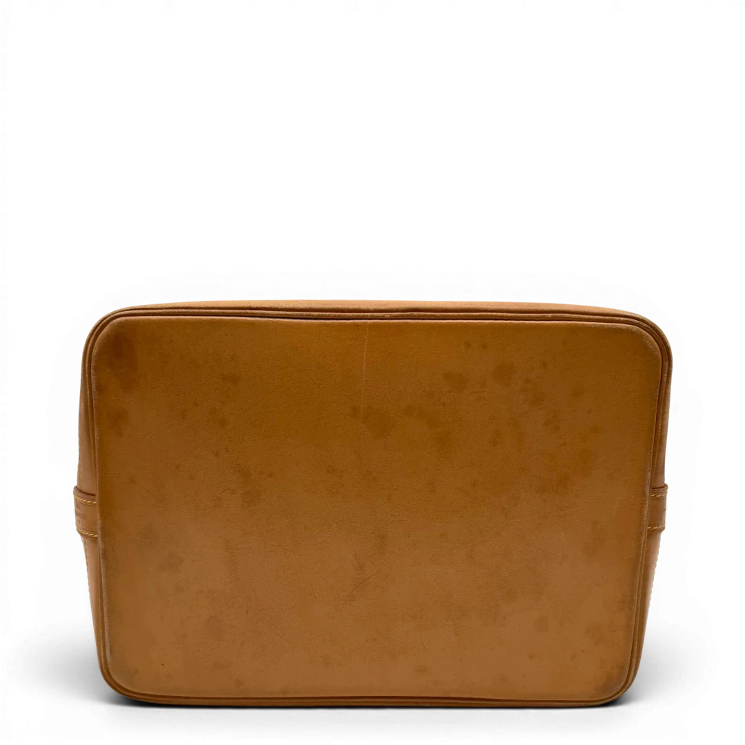 https://cdn.shopify.com/s/files/1/0564/9376/8855/files/Louis_Vuitton_Schultertasche_Sac_Noe_grande_monogram_braun_vintage_LV2197.webp?v=1779962921