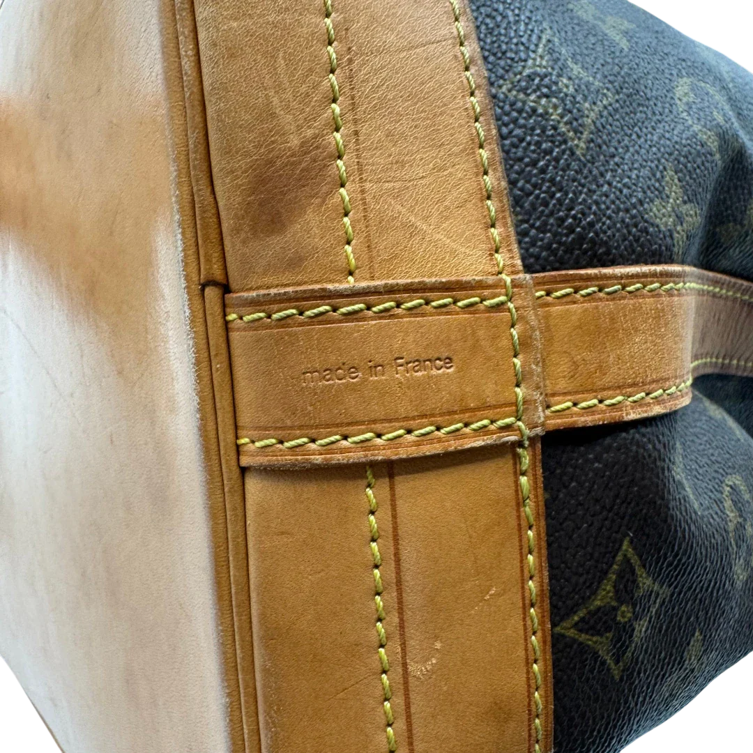 https://cdn.shopify.com/s/files/1/0564/9376/8855/files/Louis_Vuitton_Schultertasche_Sac_Noe_grande_monogram_braun_vintage_LV2208.webp?v=1779962922