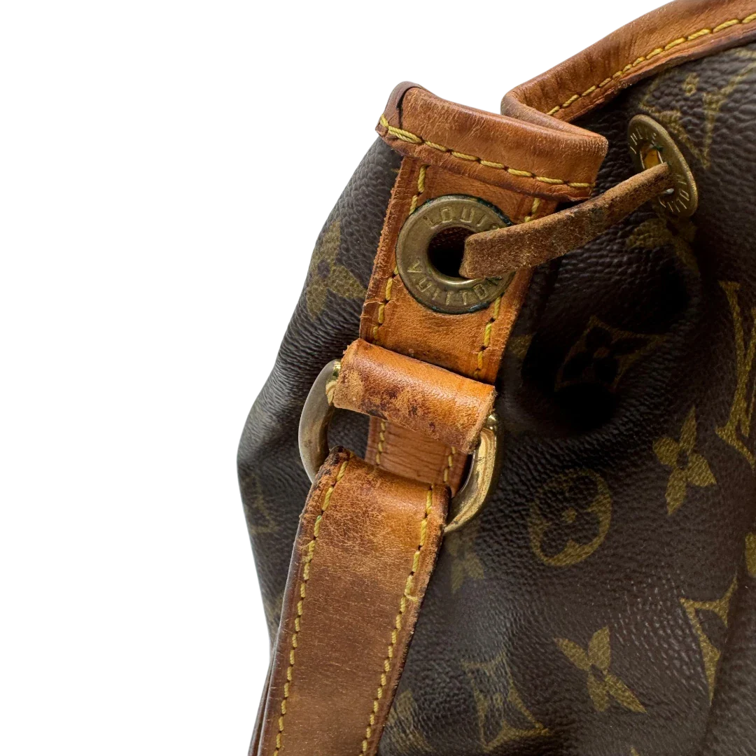 https://cdn.shopify.com/s/files/1/0564/9376/8855/files/Louis_Vuitton_Schultertasche_Sac_Noe_grande_monogram_braun_vintage_LV2210.webp?v=1779962922