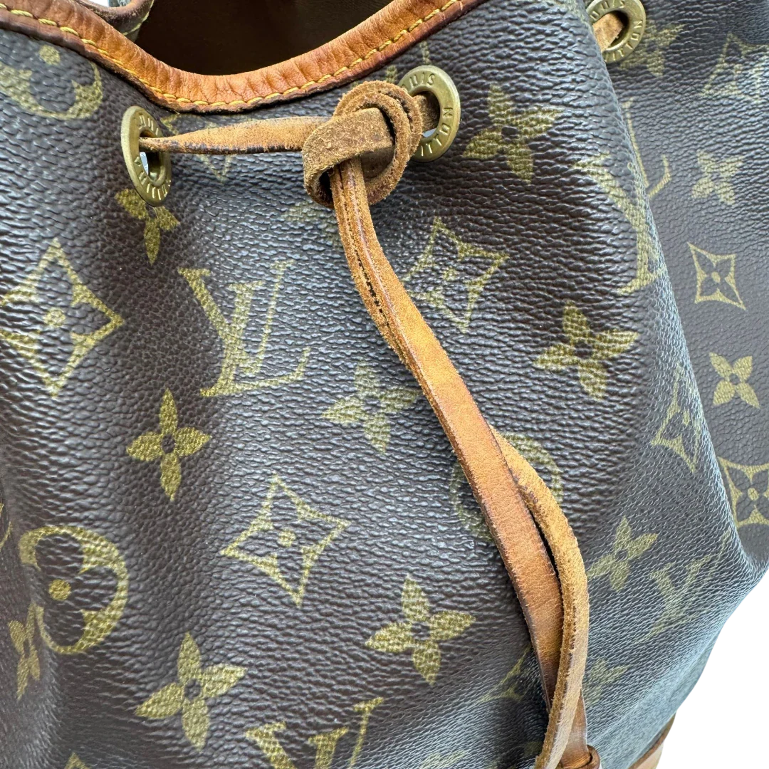 https://cdn.shopify.com/s/files/1/0564/9376/8855/files/Louis_Vuitton_Schultertasche_Sac_Noe_grande_monogram_braun_vintage_LV2211.webp?v=1779962922