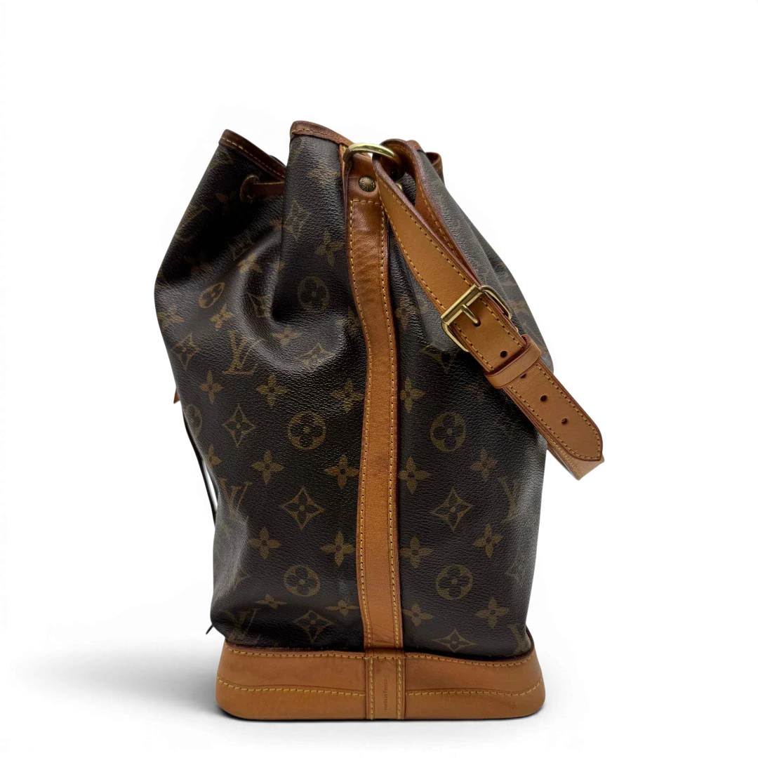 https://cdn.shopify.com/s/files/1/0564/9376/8855/files/Louis_Vuitton_Schultertasche_Sac_Noe_grande_monogram_braun_vintage_LV2218.webp?v=1779963099