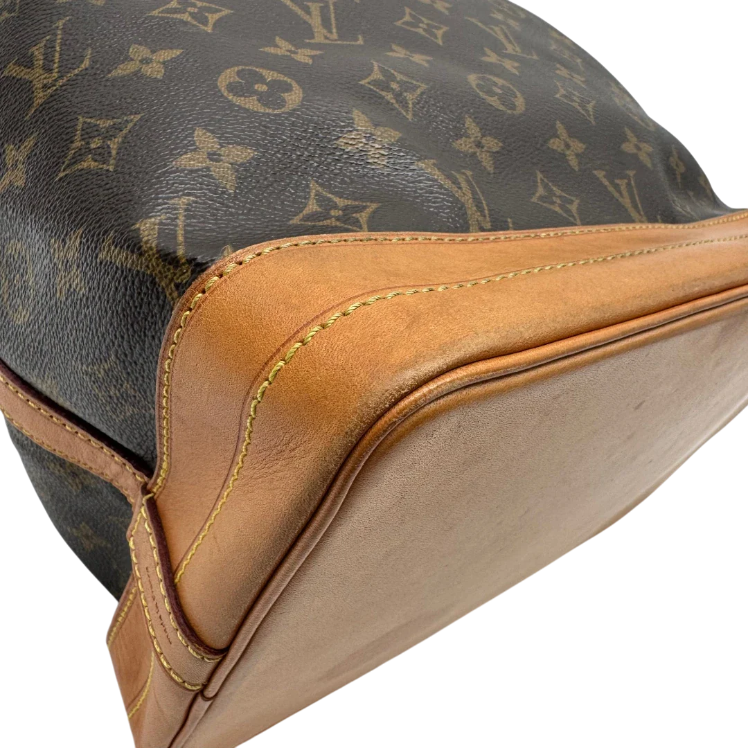 https://cdn.shopify.com/s/files/1/0564/9376/8855/files/Louis_Vuitton_Schultertasche_Sac_Noe_grande_monogram_braun_vintage_LV2223.webp?v=1779963099