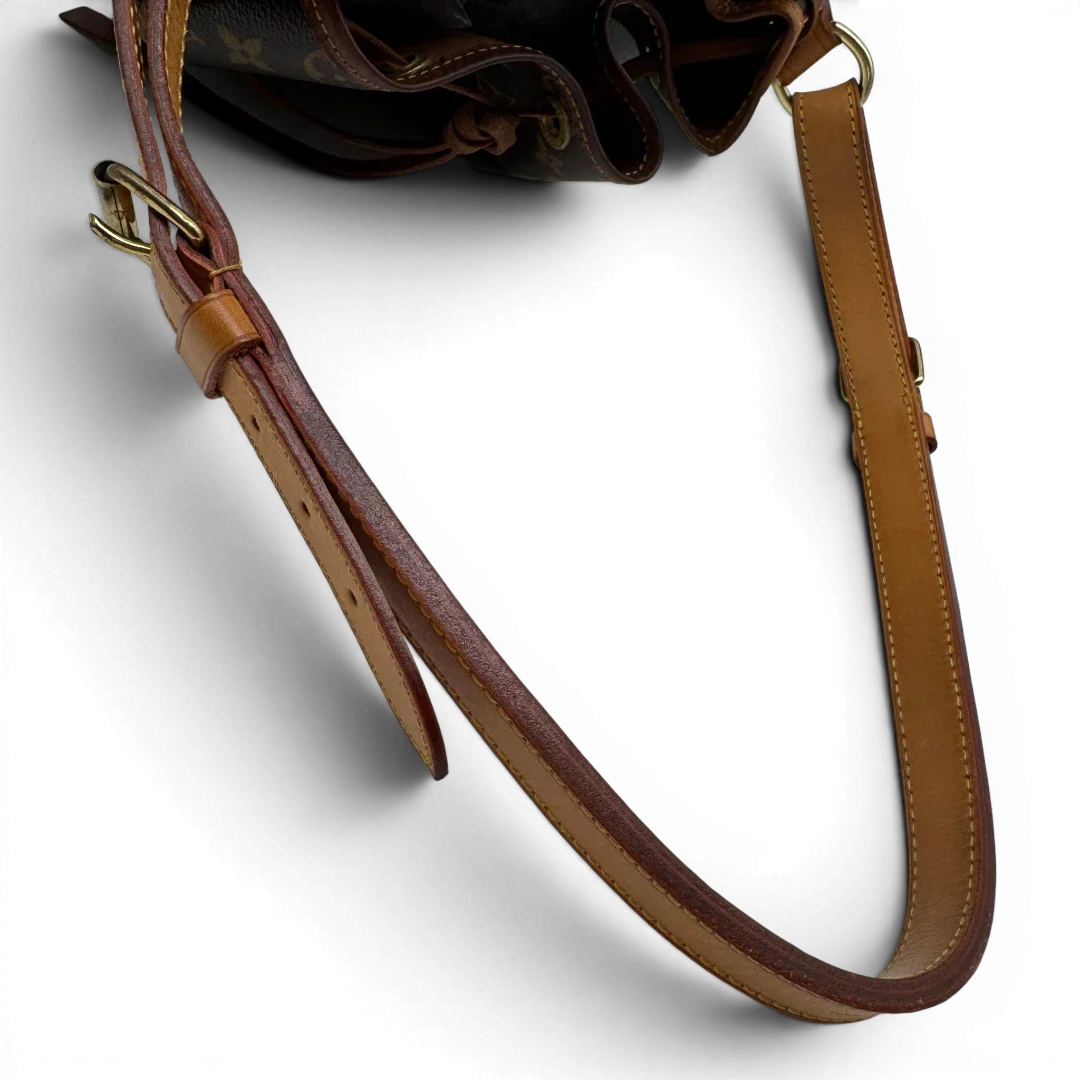 https://cdn.shopify.com/s/files/1/0564/9376/8855/files/Louis_Vuitton_Schultertasche_Sac_Noe_grande_monogram_braun_vintage_LV2225.webp?v=1779963099