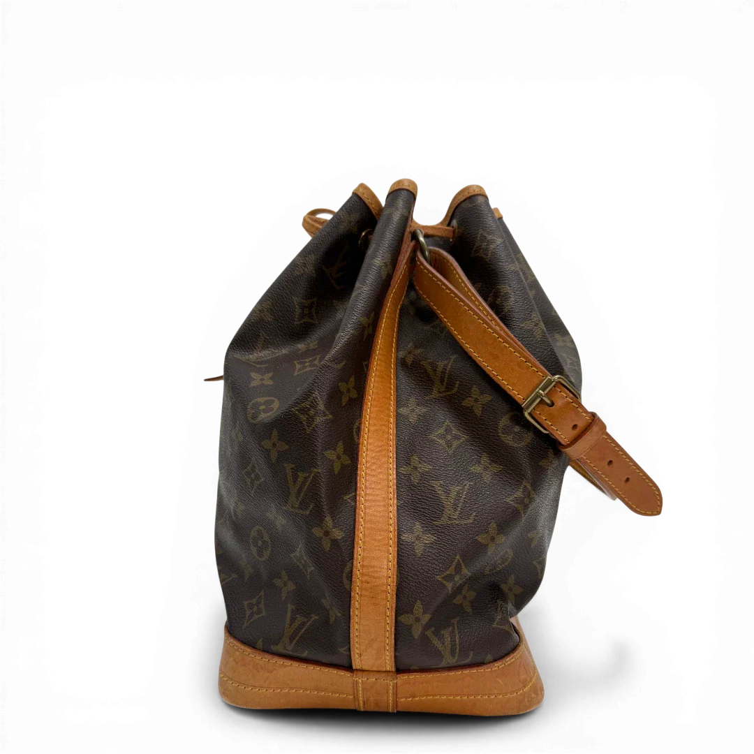 https://cdn.shopify.com/s/files/1/0564/9376/8855/files/Louis_Vuitton_Schultertasche_Sac_Noe_grande_monogram_braun_vintage_LV33722.webp?v=1774446325