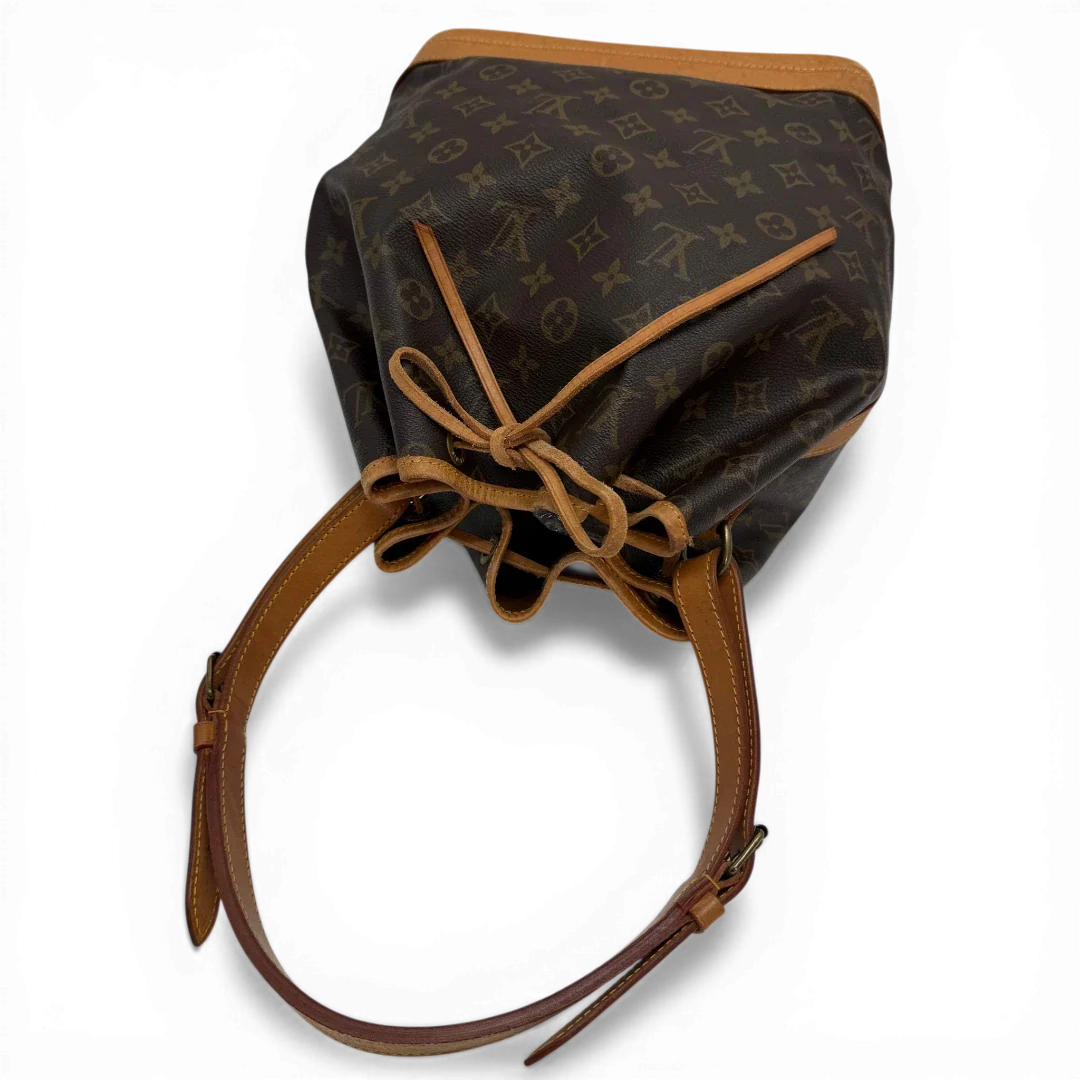 https://cdn.shopify.com/s/files/1/0564/9376/8855/files/Louis_Vuitton_Schultertasche_Sac_Noe_grande_monogram_braun_vintage_LV33782.webp?v=1774446325