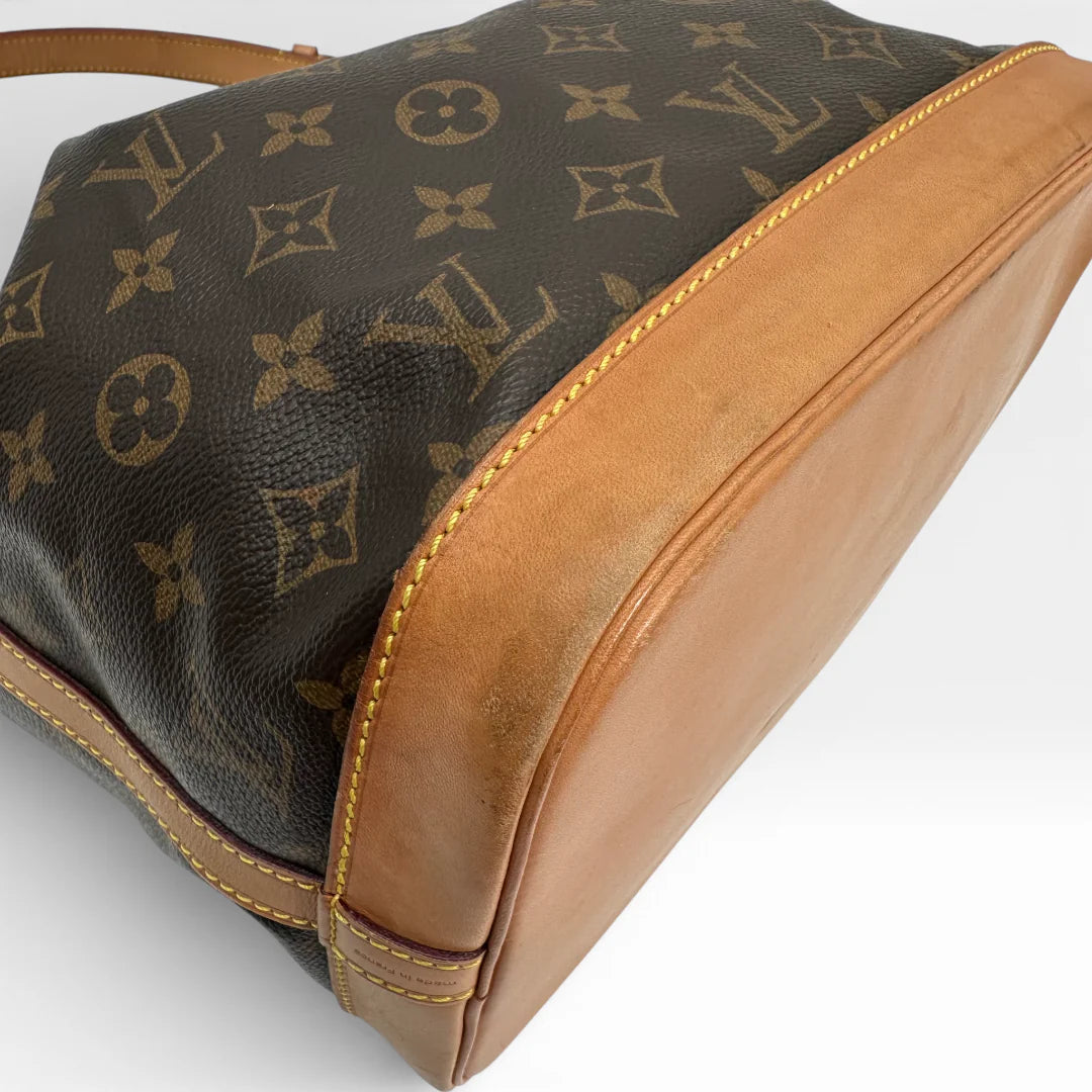 https://cdn.shopify.com/s/files/1/0564/9376/8855/files/Louis_Vuitton_Schultertasche_Sac_Noe_grande_monogram_braun_vintage_LV_1584.webp?v=1768202581