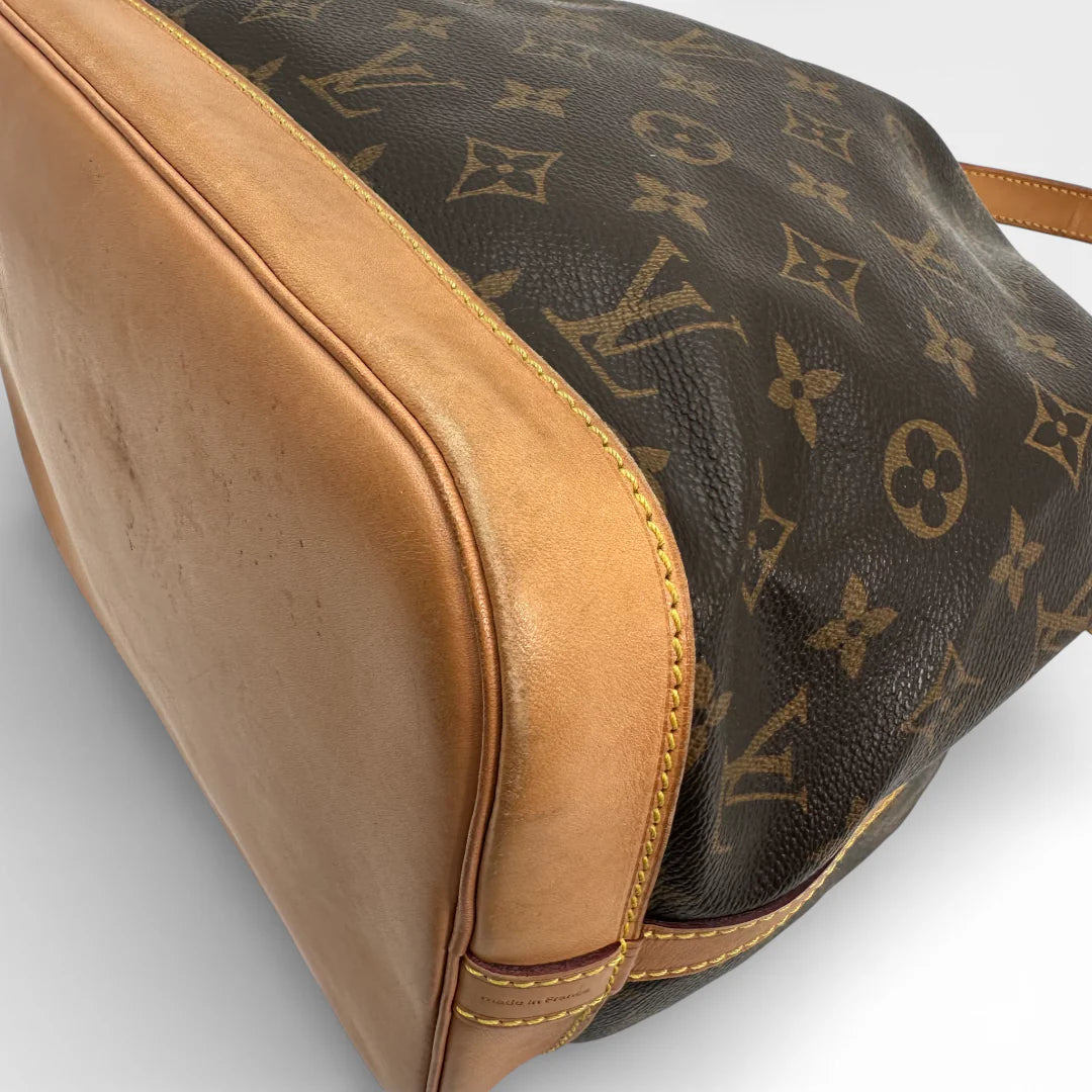 https://cdn.shopify.com/s/files/1/0564/9376/8855/files/Louis_Vuitton_Schultertasche_Sac_Noe_grande_monogram_braun_vintage_LV_1585.webp?v=1768202581