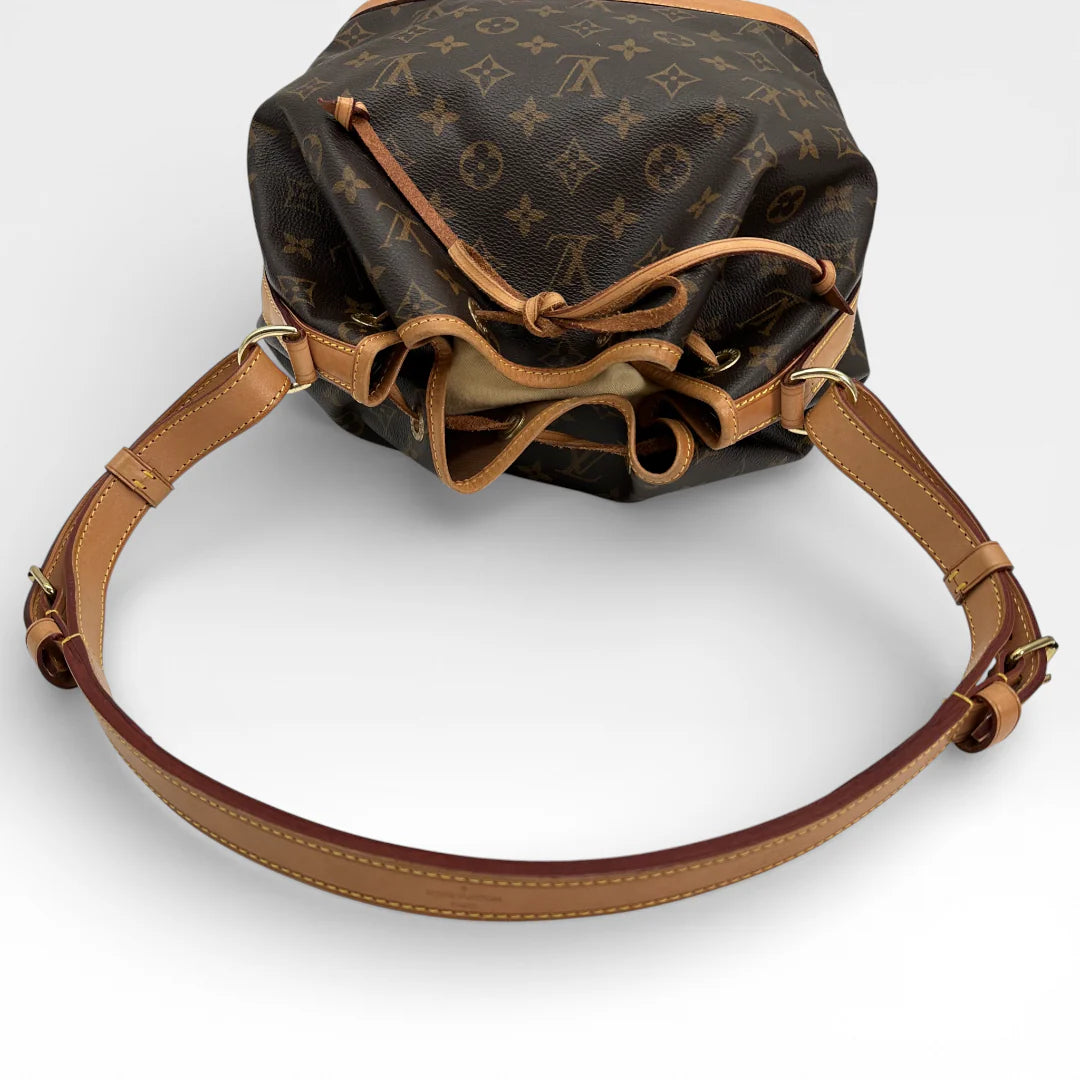 https://cdn.shopify.com/s/files/1/0564/9376/8855/files/Louis_Vuitton_Schultertasche_Sac_Noe_grande_monogram_braun_vintage_LV_1587.webp?v=1768202581