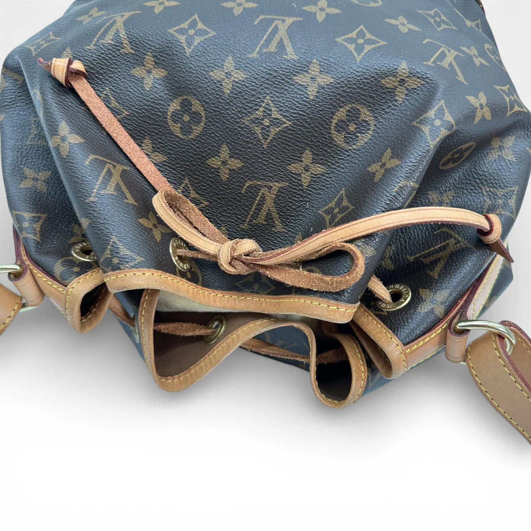 https://cdn.shopify.com/s/files/1/0564/9376/8855/files/Louis_Vuitton_Schultertasche_Sac_Noe_grande_monogram_braun_vintage_LV_1588.webp?v=1768202581