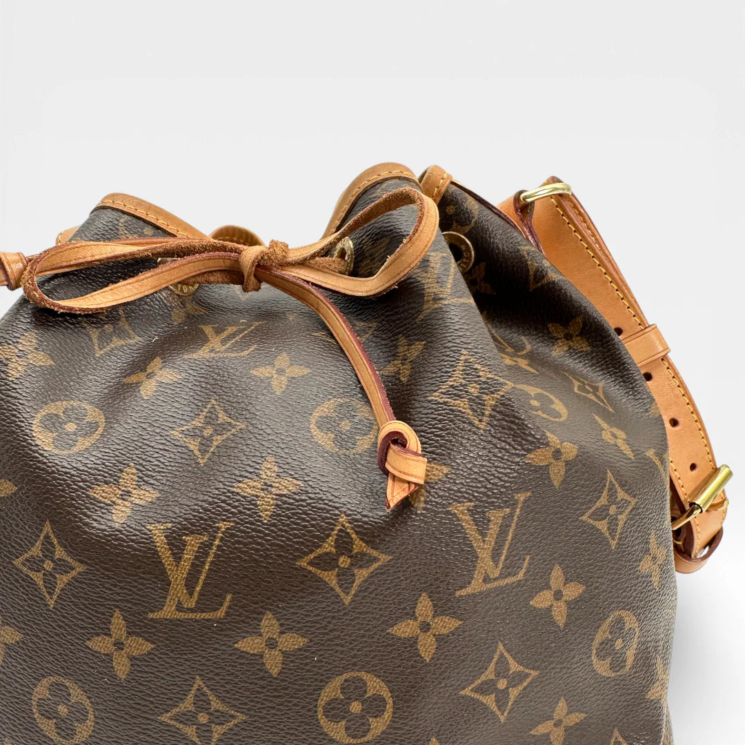 https://cdn.shopify.com/s/files/1/0564/9376/8855/files/Louis_Vuitton_Schultertasche_Sac_Noe_grande_monogram_braun_vintage_LV_1595.webp?v=1768202581