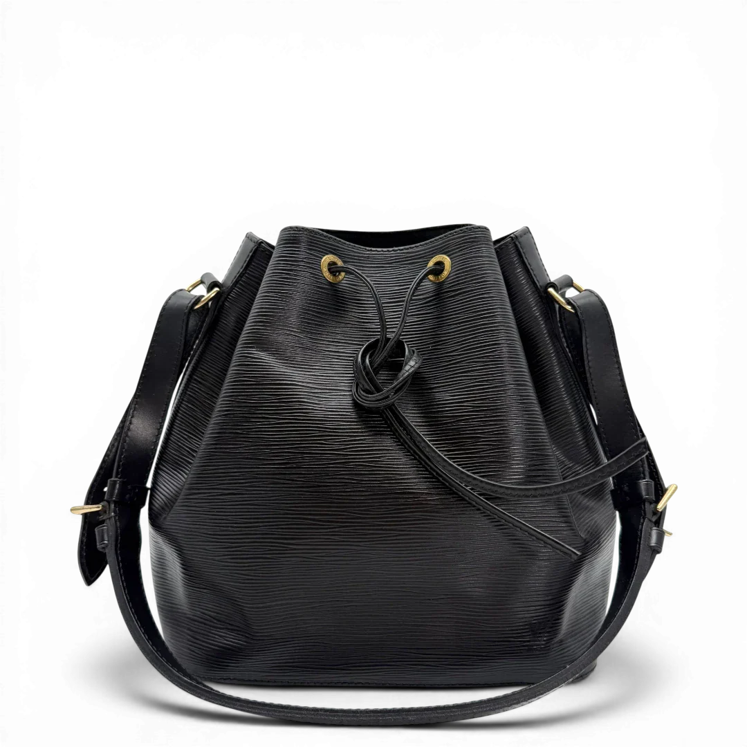 https://cdn.shopify.com/s/files/1/0564/9376/8855/files/Louis_Vuitton_Schultertasche_Sac_Noe_petit_Epi_Leder_schwarz_vintage_LV6225.webp?v=1775059576