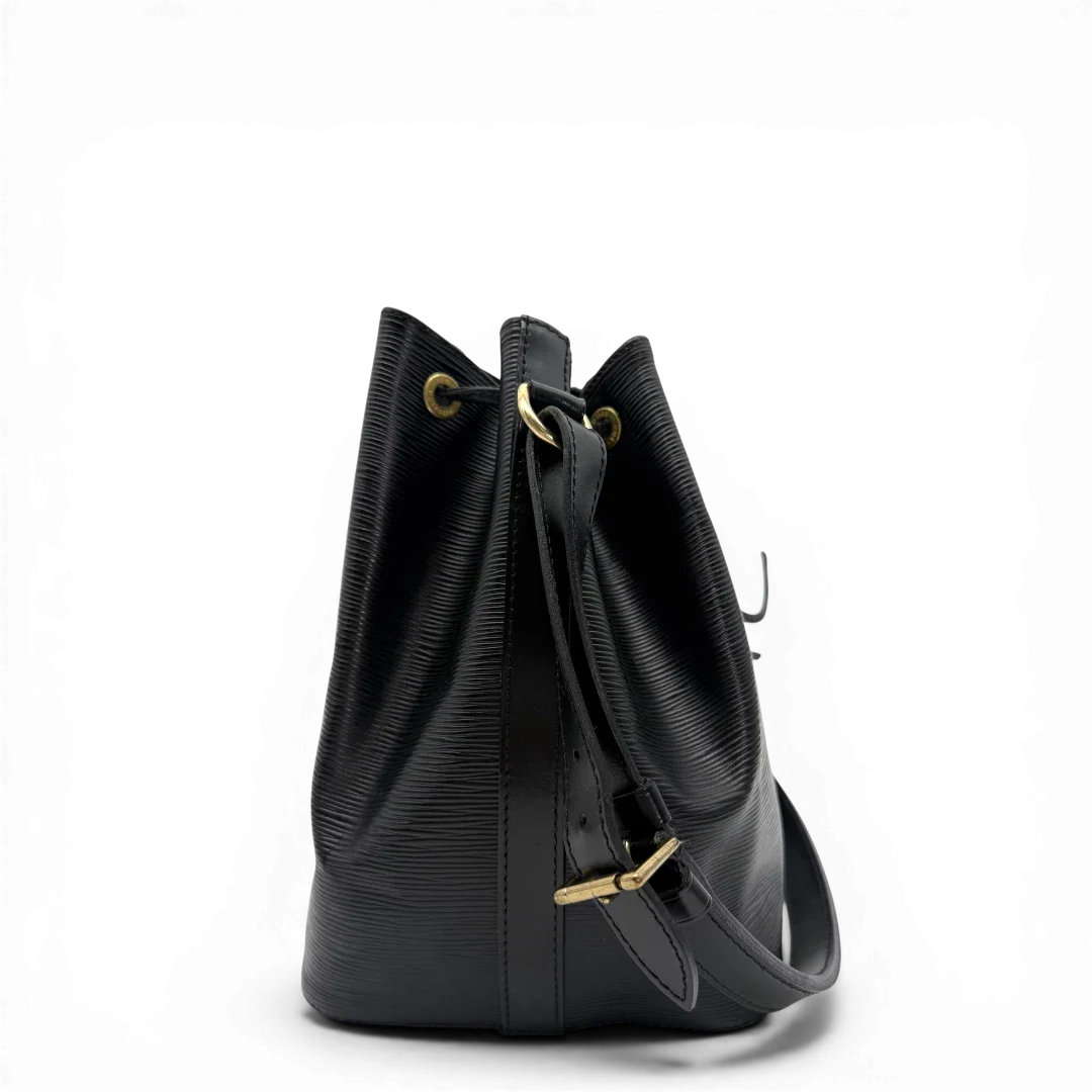 https://cdn.shopify.com/s/files/1/0564/9376/8855/files/Louis_Vuitton_Schultertasche_Sac_Noe_petit_Epi_Leder_schwarz_vintage_LV6228.webp?v=1775059507