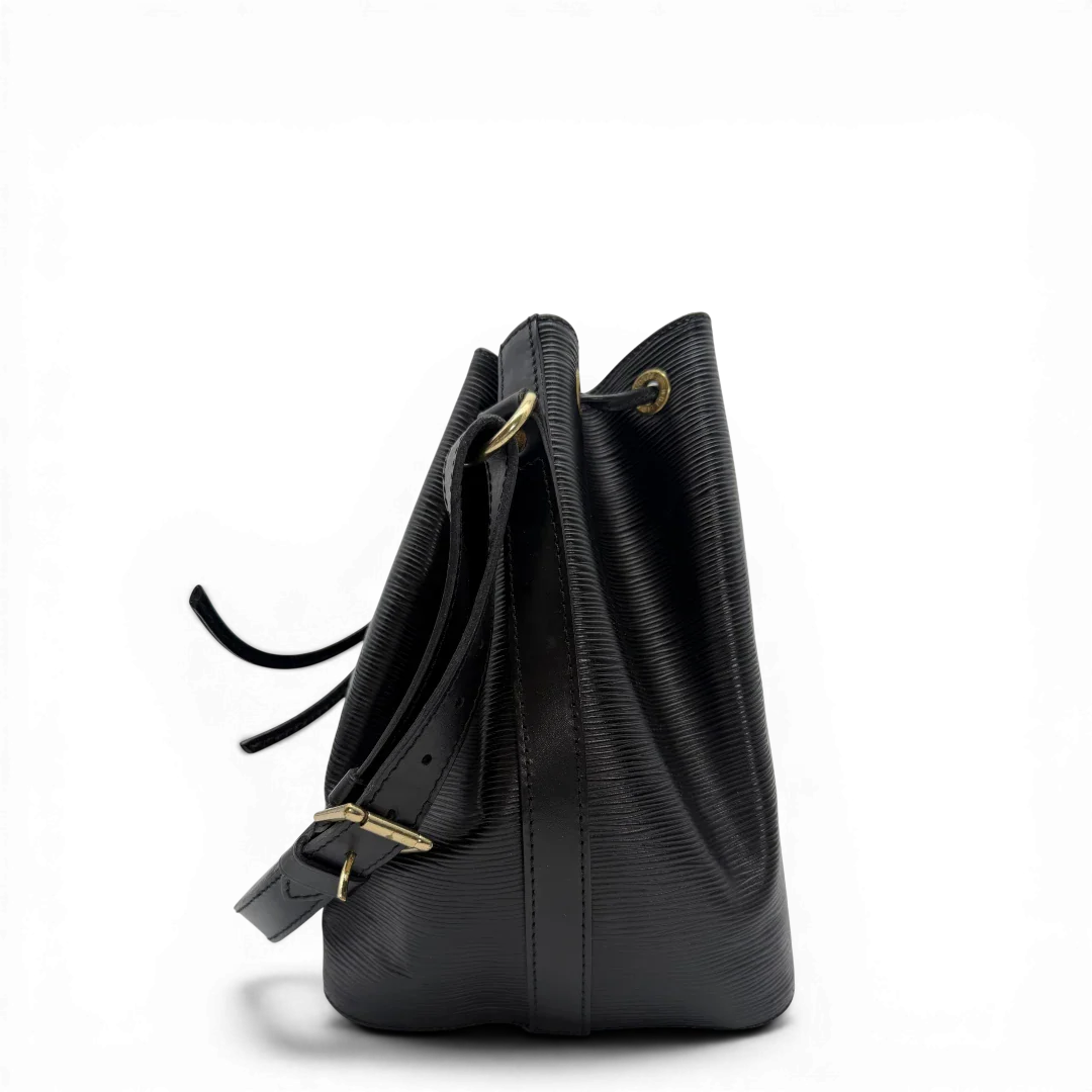 https://cdn.shopify.com/s/files/1/0564/9376/8855/files/Louis_Vuitton_Schultertasche_Sac_Noe_petit_Epi_Leder_schwarz_vintage_LV6229.webp?v=1775059507