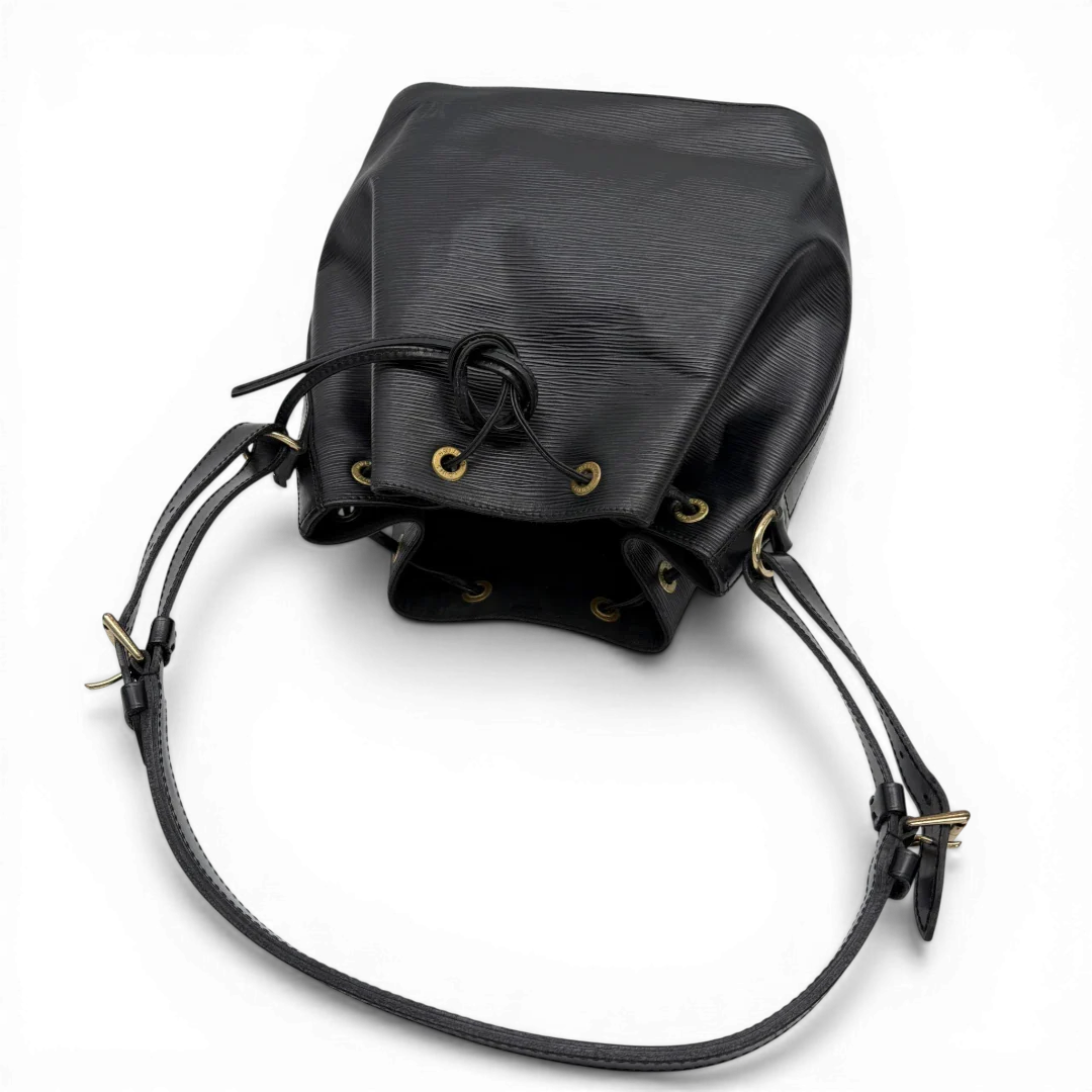 https://cdn.shopify.com/s/files/1/0564/9376/8855/files/Louis_Vuitton_Schultertasche_Sac_Noe_petit_Epi_Leder_schwarz_vintage_LV6235.webp?v=1775059507