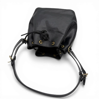 https://cdn.shopify.com/s/files/1/0564/9376/8855/files/Louis_Vuitton_Schultertasche_Sac_Noe_petit_Epi_Leder_schwarz_vintage_LV6235.webp?v=1775059507