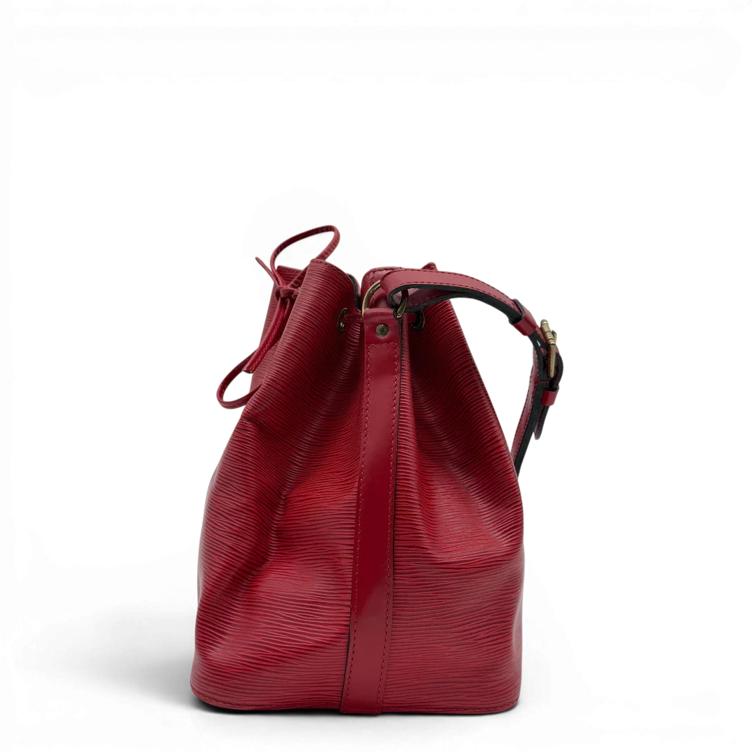 https://cdn.shopify.com/s/files/1/0564/9376/8855/files/Louis_Vuitton_Schultertasche_Sac_Noe_petit_Epi_aus_Leder_rot_vintage_LV6515.webp?v=1778681400