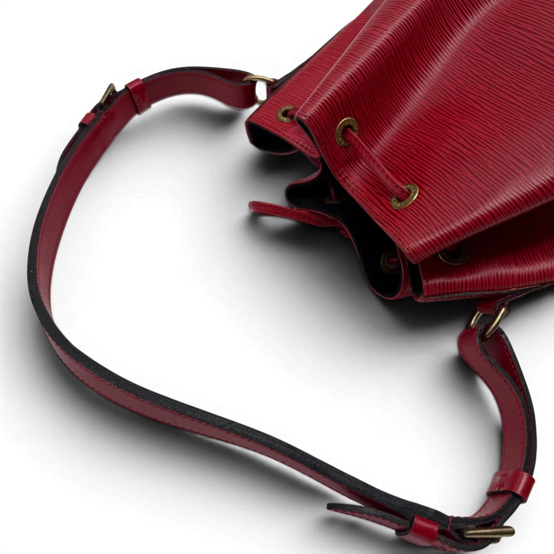 https://cdn.shopify.com/s/files/1/0564/9376/8855/files/Louis_Vuitton_Schultertasche_Sac_Noe_petit_Epi_aus_Leder_rot_vintage_LV6522.webp?v=1778681403
