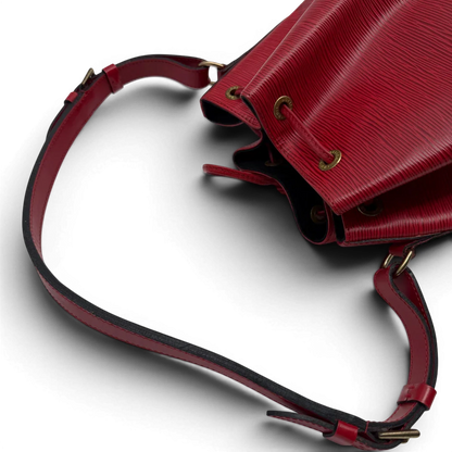 https://cdn.shopify.com/s/files/1/0564/9376/8855/files/Louis_Vuitton_Schultertasche_Sac_Noe_petit_Epi_aus_Leder_rot_vintage_LV6522.webp?v=1778681403