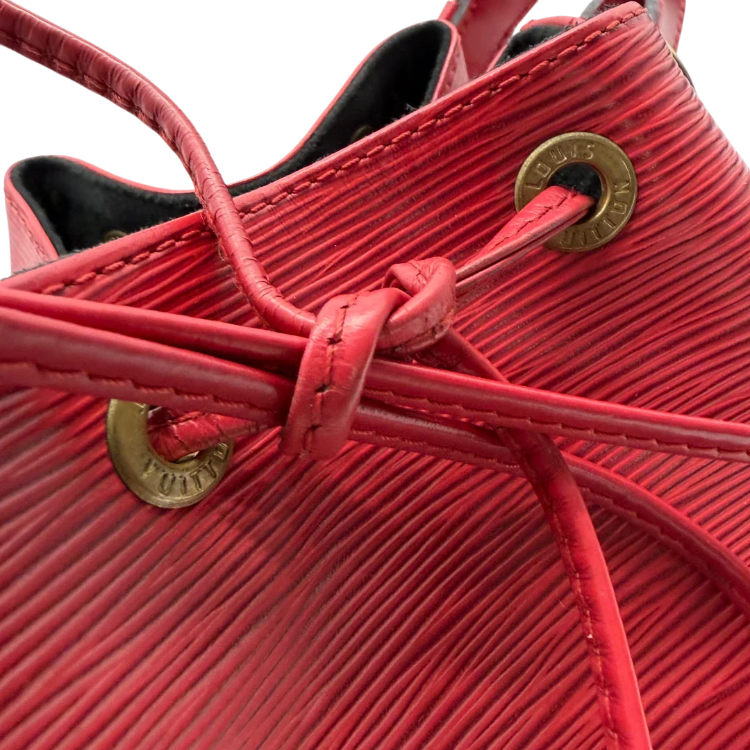 https://cdn.shopify.com/s/files/1/0564/9376/8855/files/Louis_Vuitton_Schultertasche_Sac_Noe_petit_Epi_aus_Leder_rot_vintage_LV6523.webp?v=1778681400