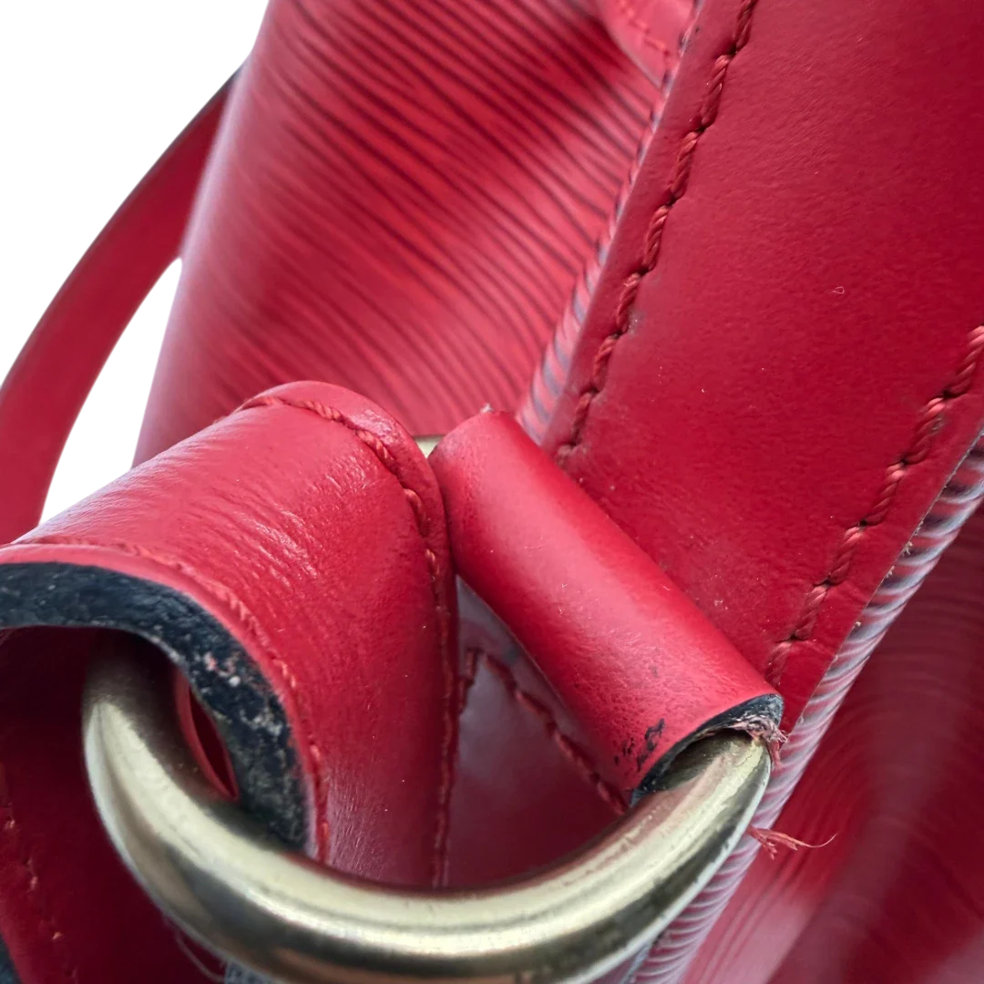 https://cdn.shopify.com/s/files/1/0564/9376/8855/files/Louis_Vuitton_Schultertasche_Sac_Noe_petit_Epi_aus_Leder_rot_vintage_LV6524.webp?v=1778681400