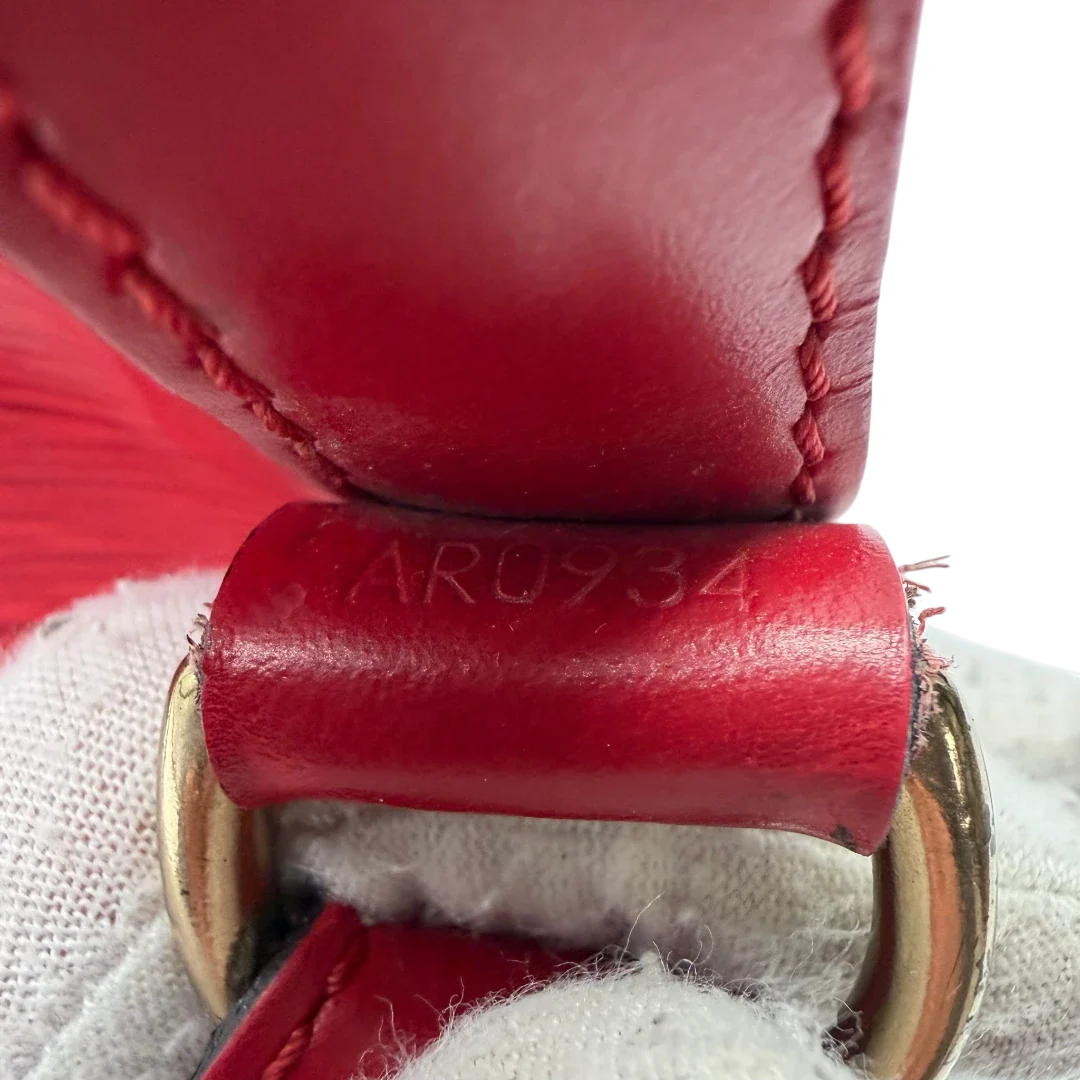 https://cdn.shopify.com/s/files/1/0564/9376/8855/files/Louis_Vuitton_Schultertasche_Sac_Noe_petit_Epi_aus_Leder_rot_vintage_LV6527.webp?v=1778681400