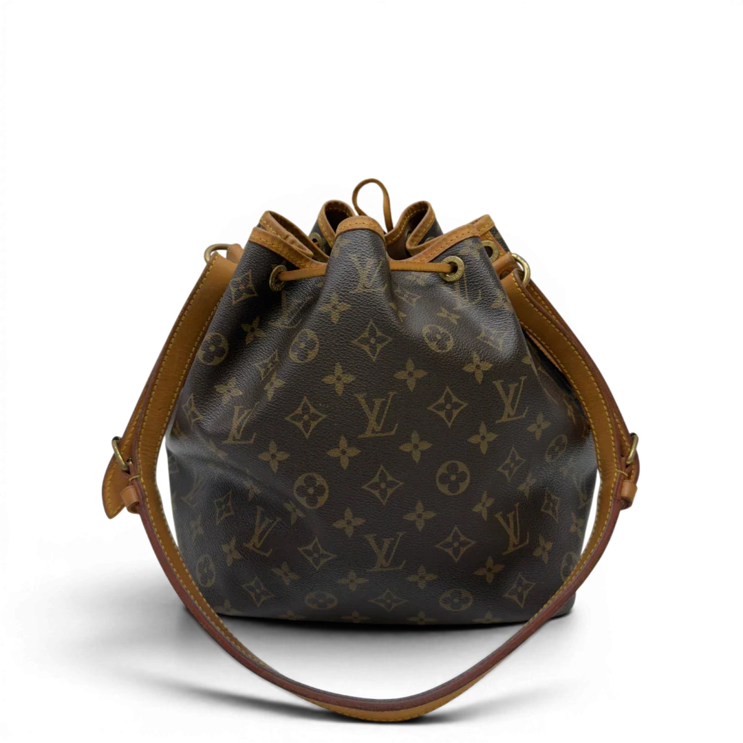 https://cdn.shopify.com/s/files/1/0564/9376/8855/files/Louis_Vuitton_Schultertasche_Sac_Noe_petit_monogram_braun_1.webp?v=1783514830