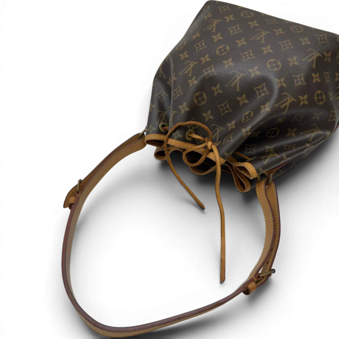 https://cdn.shopify.com/s/files/1/0564/9376/8855/files/Louis_Vuitton_Schultertasche_Sac_Noe_petit_monogram_braun_10.webp?v=1783514830