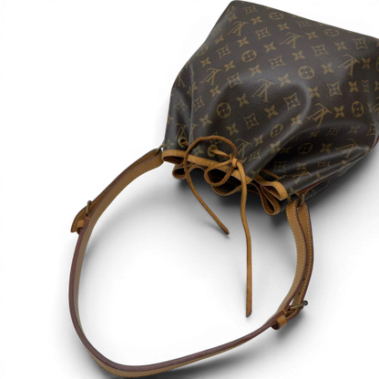 https://cdn.shopify.com/s/files/1/0564/9376/8855/files/Louis_Vuitton_Schultertasche_Sac_Noe_petit_monogram_braun_10.webp?v=1783514830