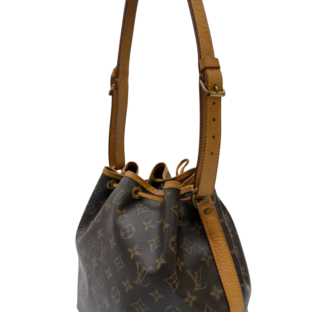 https://cdn.shopify.com/s/files/1/0564/9376/8855/files/Louis_Vuitton_Schultertasche_Sac_Noe_petit_monogram_braun_11.webp?v=1783514830