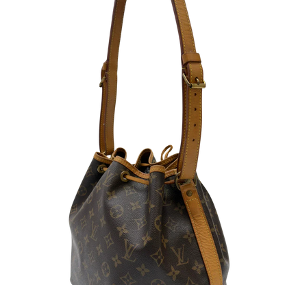 https://cdn.shopify.com/s/files/1/0564/9376/8855/files/Louis_Vuitton_Schultertasche_Sac_Noe_petit_monogram_braun_11.webp?v=1783514830