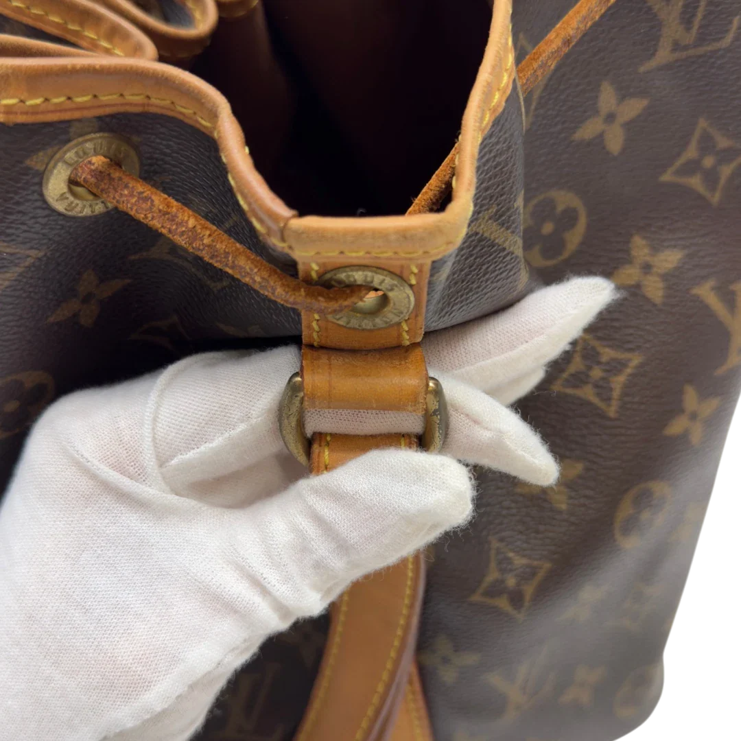 https://cdn.shopify.com/s/files/1/0564/9376/8855/files/Louis_Vuitton_Schultertasche_Sac_Noe_petit_monogram_braun_12.webp?v=1783514830