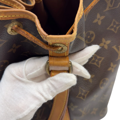 https://cdn.shopify.com/s/files/1/0564/9376/8855/files/Louis_Vuitton_Schultertasche_Sac_Noe_petit_monogram_braun_12.webp?v=1783514830