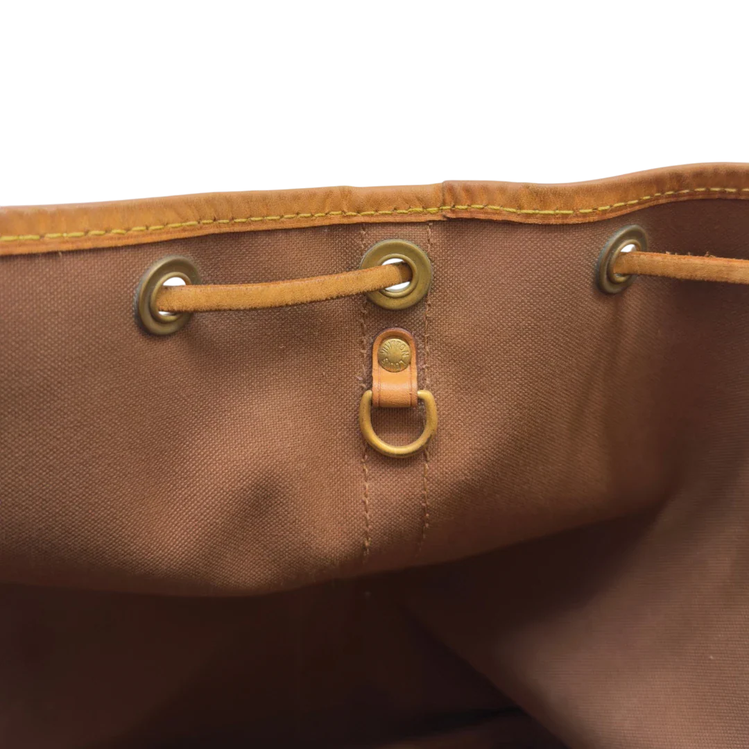 https://cdn.shopify.com/s/files/1/0564/9376/8855/files/Louis_Vuitton_Schultertasche_Sac_Noe_petit_monogram_braun_14.webp?v=1783514831