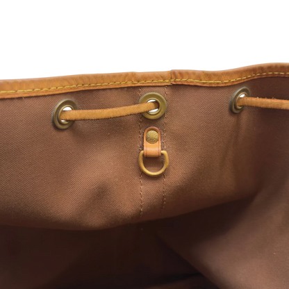 https://cdn.shopify.com/s/files/1/0564/9376/8855/files/Louis_Vuitton_Schultertasche_Sac_Noe_petit_monogram_braun_14.webp?v=1783514831