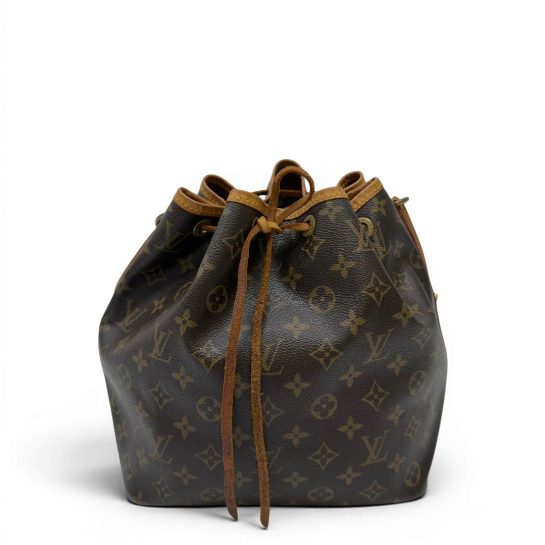 https://cdn.shopify.com/s/files/1/0564/9376/8855/files/Louis_Vuitton_Schultertasche_Sac_Noe_petit_monogram_braun_2.webp?v=1783514830