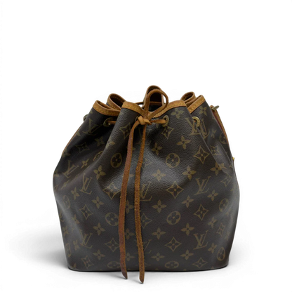 https://cdn.shopify.com/s/files/1/0564/9376/8855/files/Louis_Vuitton_Schultertasche_Sac_Noe_petit_monogram_braun_2.webp?v=1783514830