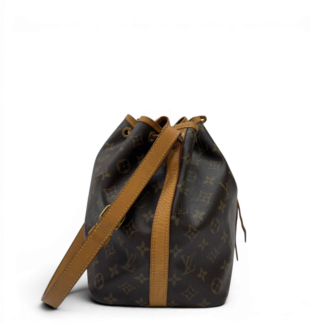 https://cdn.shopify.com/s/files/1/0564/9376/8855/files/Louis_Vuitton_Schultertasche_Sac_Noe_petit_monogram_braun_3.webp?v=1783514830
