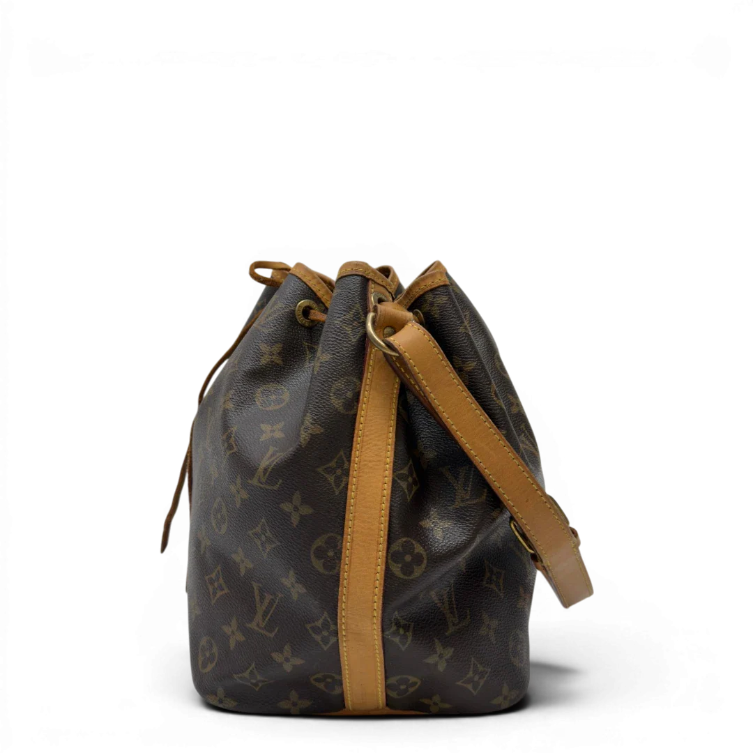 https://cdn.shopify.com/s/files/1/0564/9376/8855/files/Louis_Vuitton_Schultertasche_Sac_Noe_petit_monogram_braun_4.webp?v=1783514830
