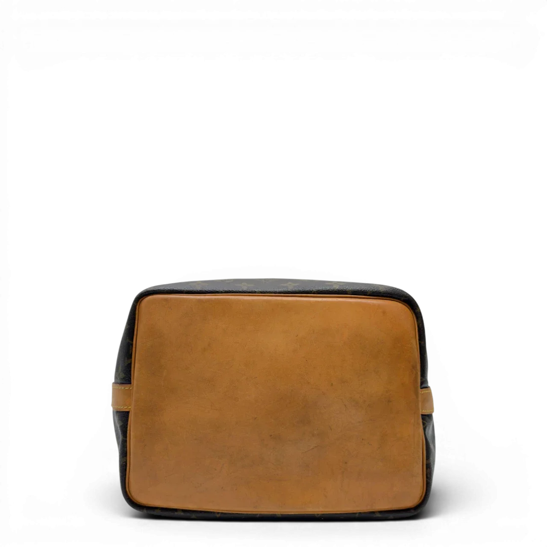 https://cdn.shopify.com/s/files/1/0564/9376/8855/files/Louis_Vuitton_Schultertasche_Sac_Noe_petit_monogram_braun_5.webp?v=1783514830