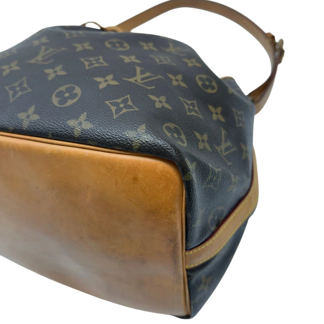 https://cdn.shopify.com/s/files/1/0564/9376/8855/files/Louis_Vuitton_Schultertasche_Sac_Noe_petit_monogram_braun_6.webp?v=1783514830