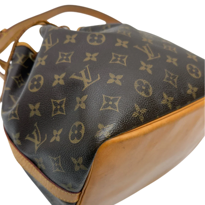 https://cdn.shopify.com/s/files/1/0564/9376/8855/files/Louis_Vuitton_Schultertasche_Sac_Noe_petit_monogram_braun_7.webp?v=1783514830