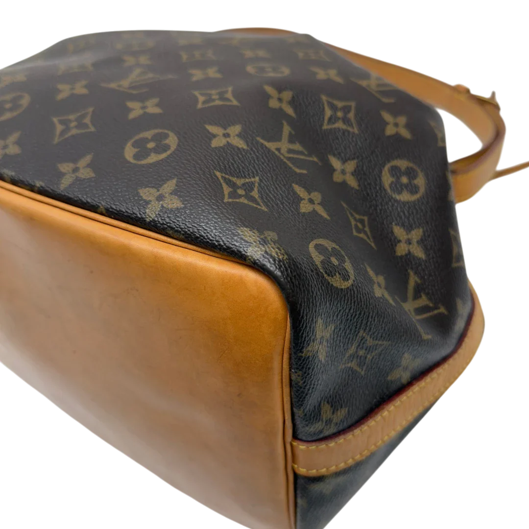 https://cdn.shopify.com/s/files/1/0564/9376/8855/files/Louis_Vuitton_Schultertasche_Sac_Noe_petit_monogram_braun_8.webp?v=1783514830