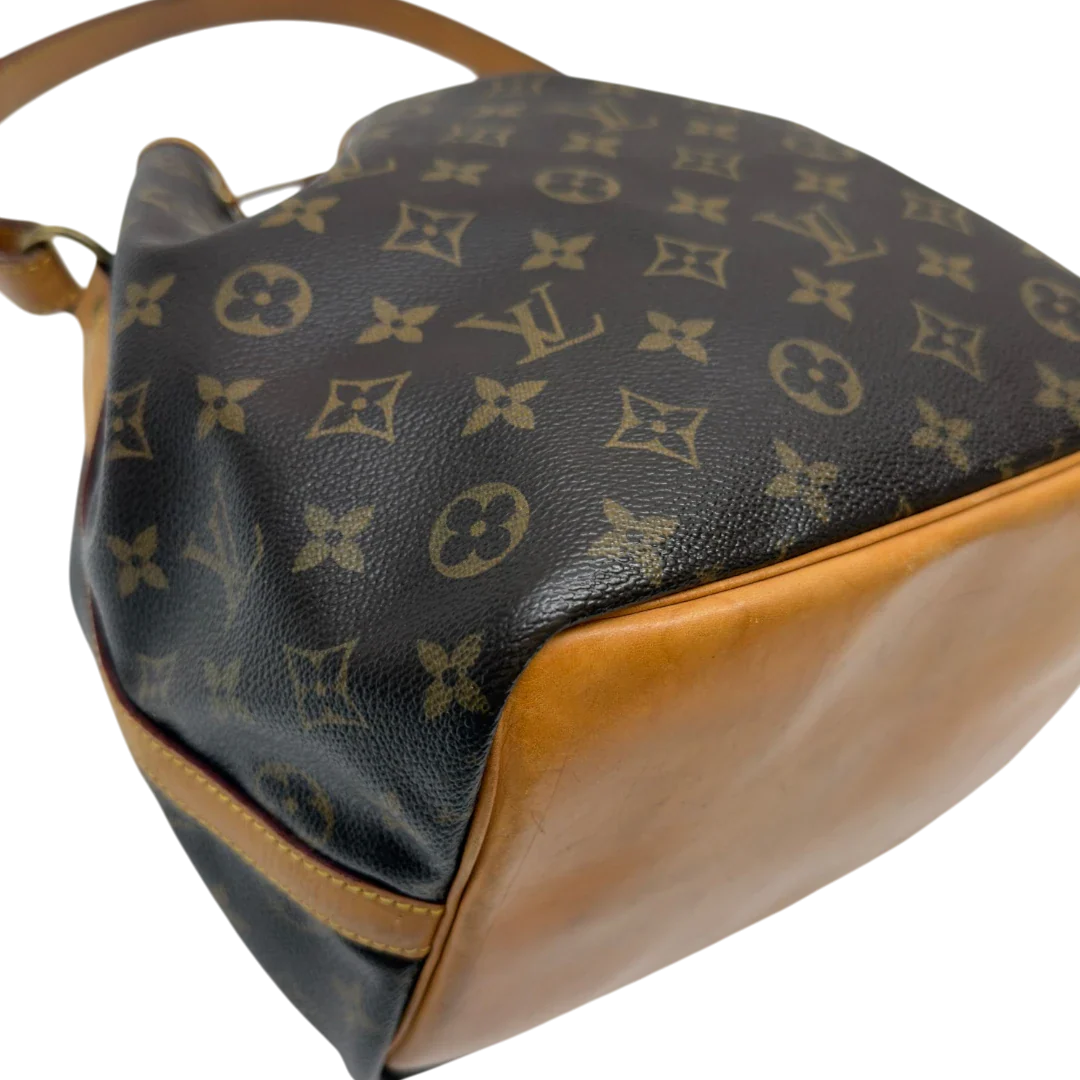 https://cdn.shopify.com/s/files/1/0564/9376/8855/files/Louis_Vuitton_Schultertasche_Sac_Noe_petit_monogram_braun_9.webp?v=1783514830