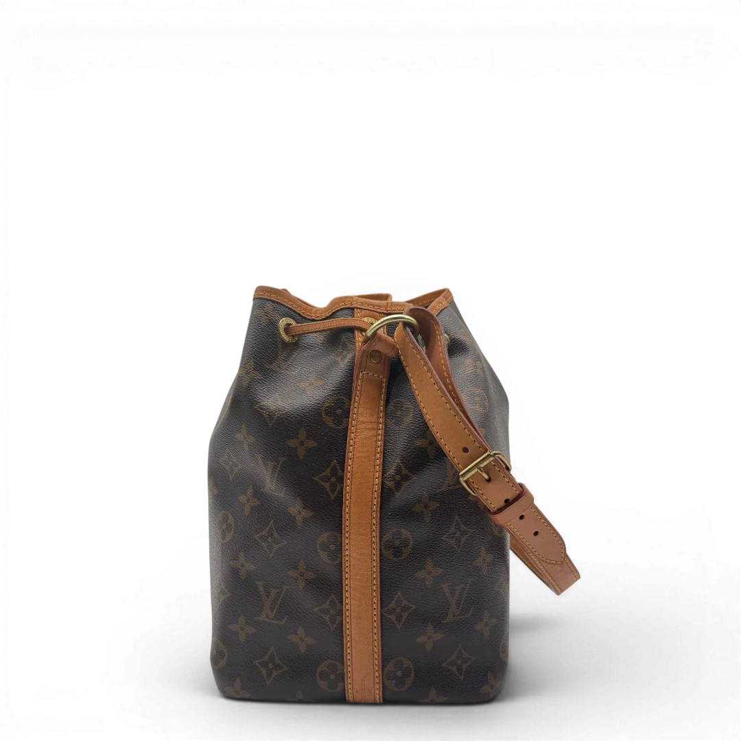 https://cdn.shopify.com/s/files/1/0564/9376/8855/files/Louis_Vuitton_Schultertasche_Sac_Noe_petit_monogram_braun_vintage_LV6097.webp?v=1778081004