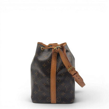 https://cdn.shopify.com/s/files/1/0564/9376/8855/files/Louis_Vuitton_Schultertasche_Sac_Noe_petit_monogram_braun_vintage_LV6097.webp?v=1778081004