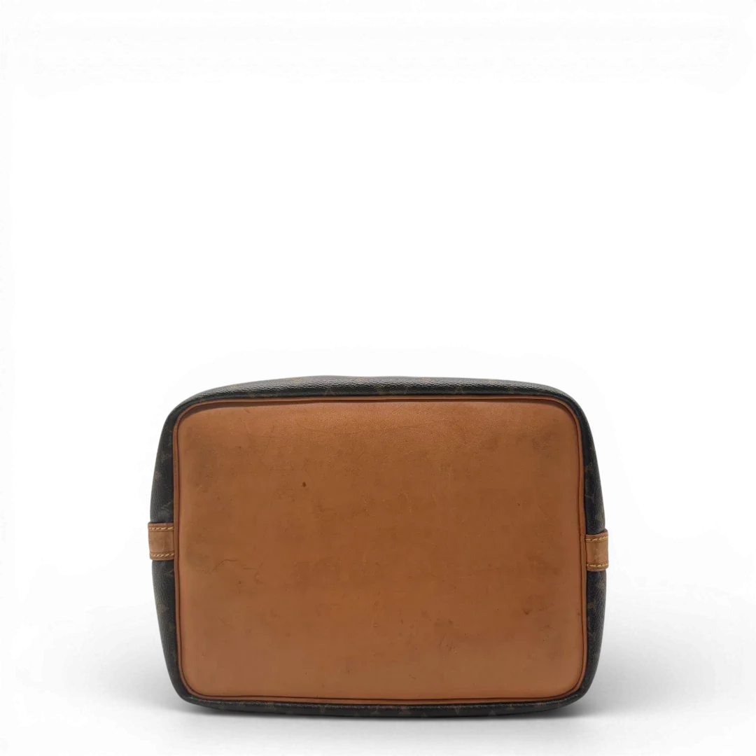https://cdn.shopify.com/s/files/1/0564/9376/8855/files/Louis_Vuitton_Schultertasche_Sac_Noe_petit_monogram_braun_vintage_LV6099.webp?v=1778081004