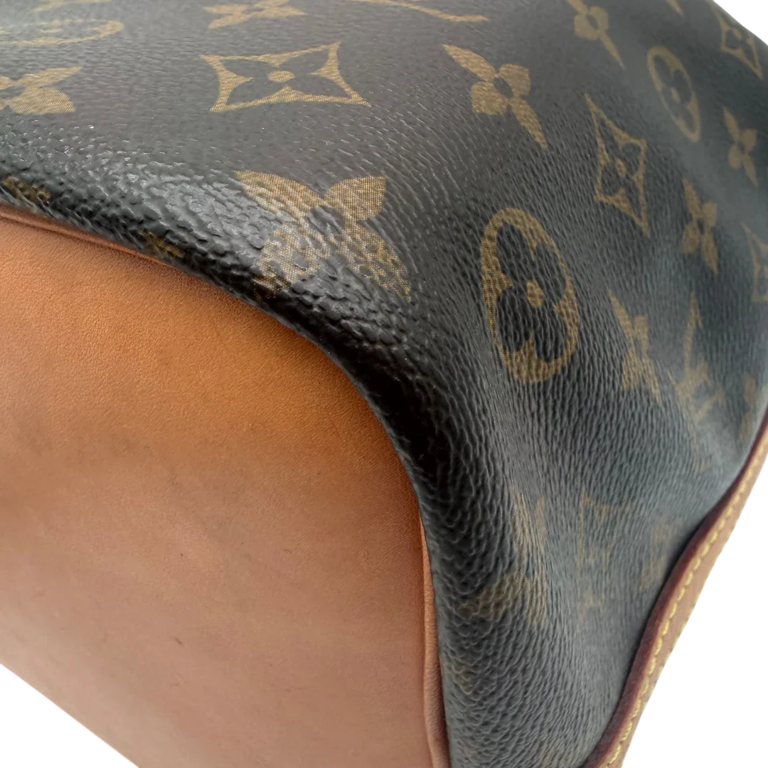 https://cdn.shopify.com/s/files/1/0564/9376/8855/files/Louis_Vuitton_Schultertasche_Sac_Noe_petit_monogram_braun_vintage_LV6100.webp?v=1778081005