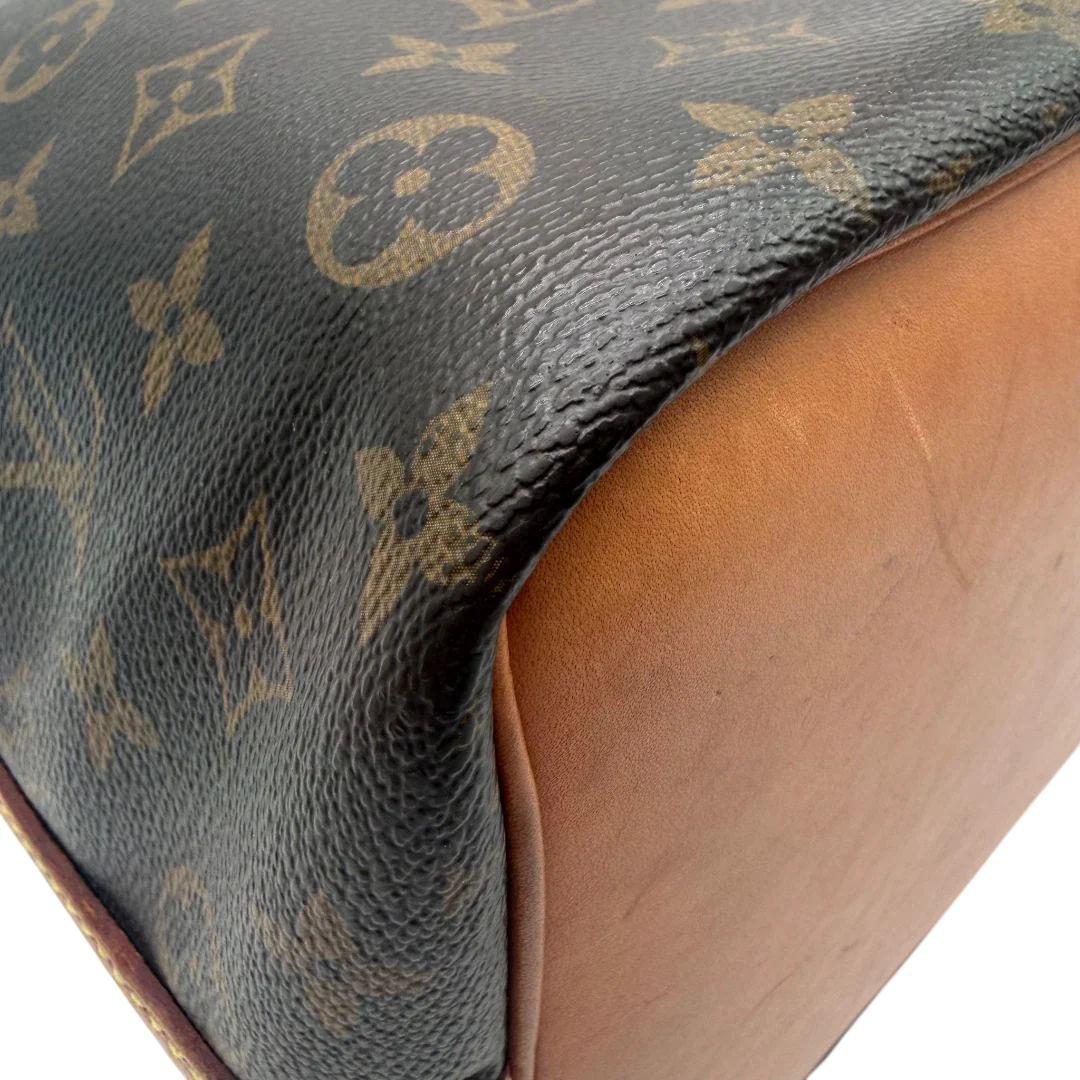https://cdn.shopify.com/s/files/1/0564/9376/8855/files/Louis_Vuitton_Schultertasche_Sac_Noe_petit_monogram_braun_vintage_LV6101.webp?v=1778081005