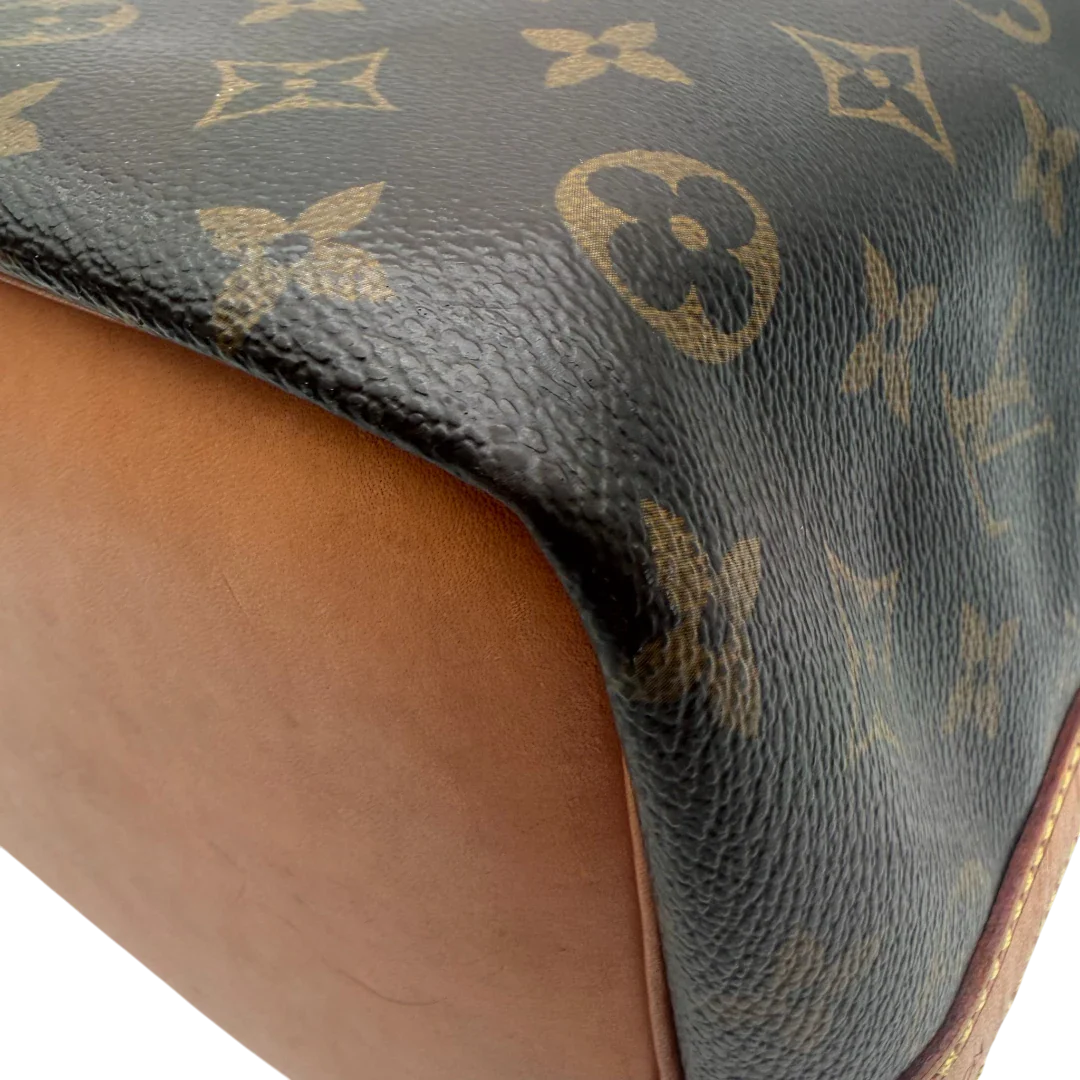 https://cdn.shopify.com/s/files/1/0564/9376/8855/files/Louis_Vuitton_Schultertasche_Sac_Noe_petit_monogram_braun_vintage_LV6102.webp?v=1778081005
