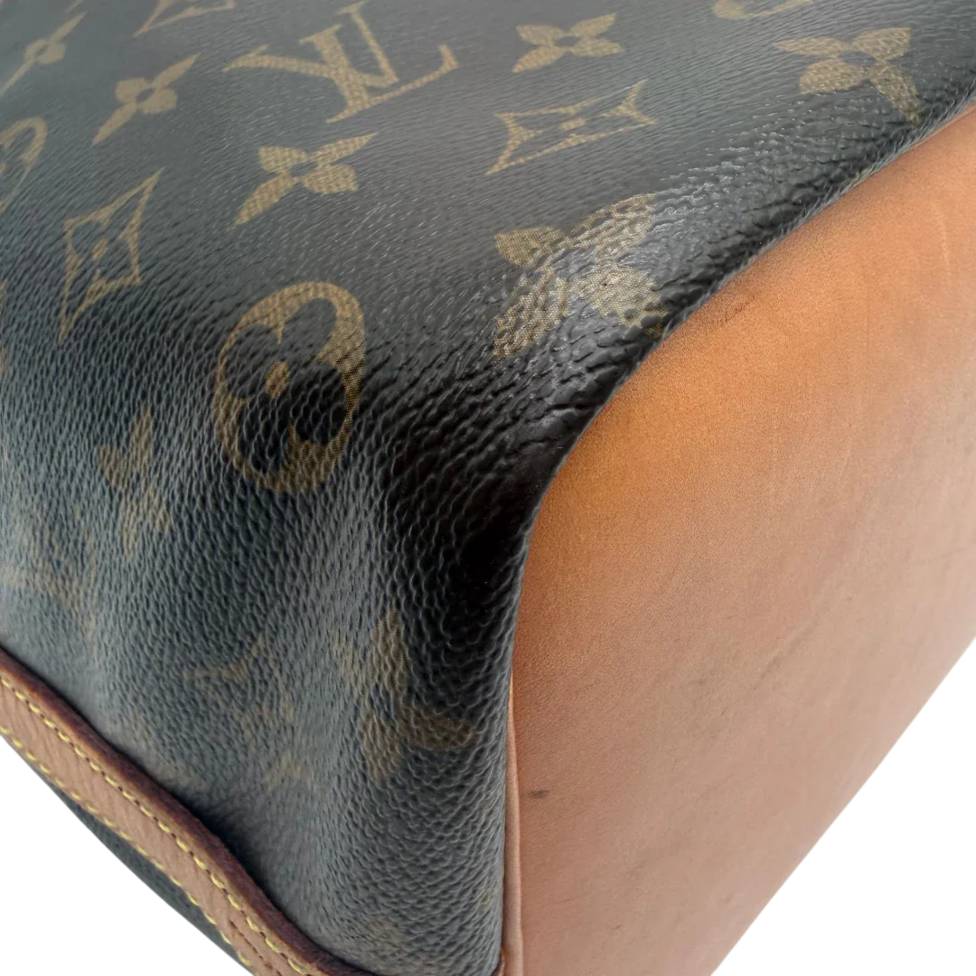 https://cdn.shopify.com/s/files/1/0564/9376/8855/files/Louis_Vuitton_Schultertasche_Sac_Noe_petit_monogram_braun_vintage_LV6103.webp?v=1778081005